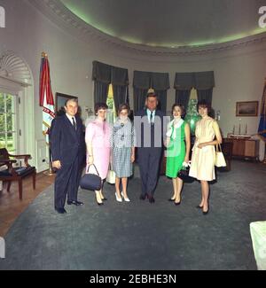 Visite du congressiste Roman Conrad Pucinski (Illinois) u0026 la famille de Richard J. Daley, maire de Chicago. Le président John F. Kennedy visite le député Roman Conrad Pucinski (Illinois) et les filles du maire de Chicago Richard J. Daley. (G-D) le député Pucinski; Patricia Daley; Eleanor Daley; le président Kennedy; non identifié; et Mary Daley. Oval Office, Maison Blanche, Washington, D.C. Banque D'Images