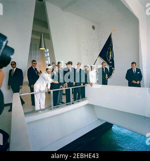 Voyage dans les États de l'Ouest : Honolulu, Hawaï, visite du Mémorial de l'USS Arizona, 14:40. Le président John F. Kennedy visite le USS Arizona Memorial à Pearl Harbor à Honolulu, Hawaï. De gauche à droite : non identifié; agent du Service secret de la Maison Blanche, Gerald A. u0022Jerryu0022 Behn; commandant en chef du Commandement du Pacifique des États-Unis (CINCPAC), amiral Harry D. Felt; sénateur Daniel Inouye (Hawaii); sénateur Mike Mansfield du Montana (en arrière, partiellement obscurci); représentant Thomas Ponce Gill (Hawaii); président Kennedy; Gouverneur d'Hawaï, John A. Burns; représentant Spark M. Matsunaga (Hawaii); commandant Banque D'Images