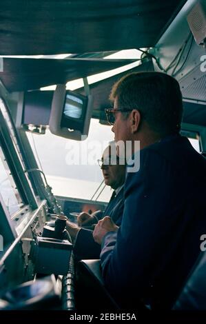 Voyage aux États de l'Ouest : visite de la flotte du Pacifique, le président Kennedy à bord de l'USS Kitty Hawk, 5:00. Le président John F. Kennedy (à droite, portant des lunettes de soleil) et le gouverneur de Californie, Edmund G. u0022Patu0022 Brown, regardent les démonstrations de la flotte du Pacifique des États-Unis depuis le pont du porte-avions USS Kitty Hawk (CVA-63), en mer au large de la côte de San Diego, en Californie. Banque D'Images