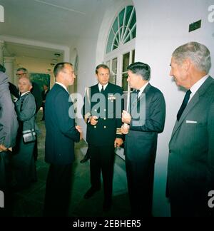 Présentation du Trophée collier 1962 aux astronautes LtCDR. M. Scott Carpenter, US Navy (USN); Major L. Gordon Cooper, US Air Force (USAF); Lieutenant-colonel John H. Glenn, Jr., US Marine corps (USMC); Major Virgil I. Grissom, USAF; CDR. Walter M. Schirra, Jr., USN ; CDR. Alan B Shepard, Jr., USN; et le major Donald K. Slayton, USAF, 11 h 30. Le commandant de l'astronaute Alan B. Shepard, Jr. (À gauche), s'entretient avec l'aide navale au président, le capitaine Tazewell T. Shepard, Jr. (Au centre), et l'administrateur de l'Agence fédérale de l'aviation, Najeeb Halaby (à droite), lors de la cérémonie de présentation du Robert J. Coll 1962 Banque D'Images