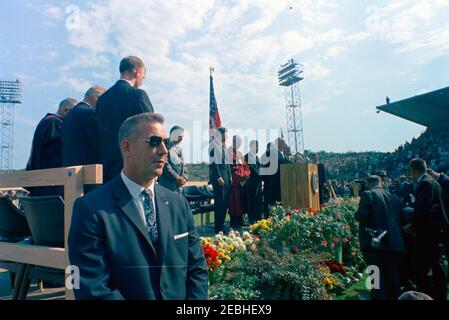 Visite de conservation des États de l'Ouest: Washington, Tacoma: Le Président Kennedy donne son discours au stade Cheney. Le président de l'Université de Puget Sound, le Dr R. Franklin Thompson (à droite, au pupitre), prend la parole lors d'une cérémonie de convocation conjointe organisée par l'Université luthérienne du Pacifique et l'Université de Puget Sound. Également en photo (debout sur la plate-forme Speakersu0027) : le sénateur Warren G. Magnuson (Washington); le président John F. Kennedy; le président de l'Université luthérienne du Pacifique, le Dr Robert A. L. Mortvedt; le sénateur Henry M. u201cScoopu201d Jackson (Washington); le gouverneur de Washington, Albert D. Roselli Banque D'Images