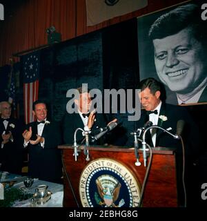 Voyage dans le Maine u0026 Massachusetts: Boston, dîner de collecte de fonds au Commonwealth Armory, 8:13. Le président John F. Kennedy applaudit à l'allocution prononcée par le sénateur Edward M. Kennedy (Massachusetts) au cours de la u201cAll New England Salute Dinneru201d en l'honneur du président Kennedy à l'arsenal du Commonwealth à Boston, Massachusetts. Debout à gauche: Président de la Chambre des représentants, John W. McCormack (Massachusetts); co-président du dîner, Thomas J. White. Banque D'Images
