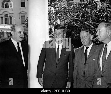 Rencontre avec le secrétaire d'État Dean Rusk, ambassadeur des États-Unis à large Llewellyn Thompson, u0026 Président de l'Agence pour le contrôle des armements et le désarmement (ACDA) William Foster, 10 h 10. Le Président John F. Kennedy rencontre le Secrétaire d'État, Dean Rusk, et des membres de la délégation qui l'accompagne, le Secrétaire Rusk, lors de son prochain voyage en Union soviétique pour la cérémonie de signature du Traité d'interdiction limitée des essais nucléaires. De gauche à droite : le secrétaire Rusk; le président Kennedy; l'ambassadeur des États-Unis en général, Llewellyn E. Thompson; le directeur de l'Agence de contrôle des armements et du désarmement (ACDA), William C. Foster. Aile ouest C Banque D'Images