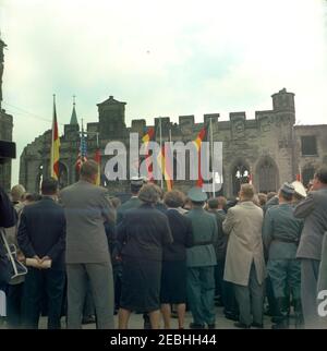 Voyage en Europe: Allemagne, Cologne: Ku00f6lner Rathaus (hôtel de ville), 10:55. Le président John F. Kennedy (à la plate-forme speakersu2019 en arrière-plan) fait des remarques à une foule rassemblée devant Ku00f6lner Rathaus (hôtel de ville) à Cologne, en Allemagne de l'Ouest (République fédérale). Banque D'Images