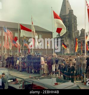 Voyage en Europe: Allemagne, Cologne: Ku00f6lner Rathaus (hôtel de ville), 10:55. Le président John F. Kennedy (sur la plateforme Speakersu2019 en arrière-plan) prononce des remarques à une foule rassemblée devant Ku00f6lner Rathaus (hôtel de ville) à Cologne, en Allemagne de l'Ouest (République fédérale). Banque D'Images