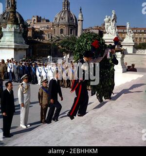Voyage en Europe: Italie, Rome: Le Président Kennedy à la tombe du Soldat inconnu. Le Président John F. Kennedy monta les escaliers jusqu'à la tombe du Soldat inconnu au monument Victor Emmanuel (u201cMonumento Nazionale a Vittorio Emanuele IIu201d) à Rome, en Italie. Deux membres de la police militaire italienne (Carabinieri) marchent devant le Président, portant une couronne pour se déposer sur le tombeau en son nom. Derrière les Carabinieri (G-D) : le ministre italien de la Défense, Giulio Andreotti; l'aide navale au président Kennedy, le capitaine Tazewell Shepard; le chef d'état-major italien de la Défense, le général Aldo R. Banque D'Images