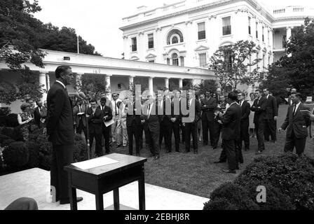 Sargent Shriver, Directeur du corps de la paix, avec des volontaires se rendant à Tanganyika. Le Directeur du corps de la paix, Sargent Shriver, s'adresse aux volontaires du corps de la paix qui doivent servir à Tanganyika. Rose Garden, Maison Blanche, Washington D.C. Banque D'Images