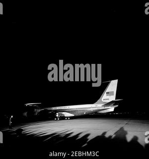 Retour à la base aérienne d'Andrews; corps du président Kennedyu0027s placé en ambulance; le président Johnson parle à la nation. Air Force One arrive à la base aérienne d'Andrews, au Maryland, de Dallas, au Texas, portant le corps du président John F. Kennedy. [Photo de Dan Lewis] Banque D'Images