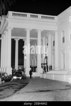 Funérailles d'État du Président Kennedy: Le corps du Président Kennedyu0027s revient à la Maison Blanche. Un corbillard portant le corps du président John F. Kennedy arrive dans un cortège de voitures au Portico nord de la Maison Blanche. Washington, D.C. Banque D'Images