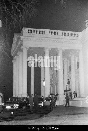 Funérailles d'État du Président Kennedy: Le corps du Président Kennedyu0027s revient à la Maison Blanche. Un corbillard portant le corps du président John F. Kennedy arrive dans un cortège de voitures au Portico nord de la Maison Blanche. Washington, D.C. Banque D'Images