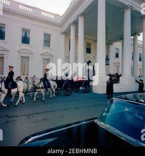 Funérailles d'État du président Kennedy : départ de la Maison Blanche et procession au Capitole des États-Unis. La procession funéraire du président John F. Kennedy part de la Maison Blanche pour le bâtiment du Capitole ; le cercueil à pavillon du président Kennedy est supporté par un caisson tiré par des chevaux et accompagné d'une garde d'honneur. North Portico, Maison Blanche, Washington, D.C. Banque D'Images