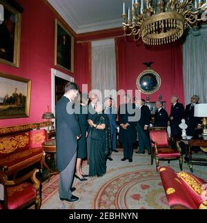 Funérailles d'État du Président Kennedy: La Maison Blanche, réception postfunèbre. Jacqueline Kennedy et le sénateur Edward M. Kennedy (Massachusetts) accueillent les invités lors d'une réception à la Maison Blanche, à la suite des funérailles d'État du président John F. Kennedy; Mme Kennedy milite la main avec le délégué en chef de l'ONU (ONU) de l'Inde, Vijaya Lakshmi Pandit. Également en photo : l'Ambassadeur de l'Inde, B. K. Nehru; le Conseiller fédéral de la Suisse, Friedrich T. Wahlen; le Secrétaire général du Département politique fédéral de la Fédération de Suisse, Pierre Micheli; l'Ambassadeur de la Suisse, Alfred Zehnder; S Banque D'Images