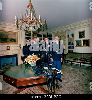 Funérailles d'État du président Kennedy: Des membres du 3e Régiment d'infanterie des États-Unis (la vieille garde) présentent la caparison noire Jacku2019s (selle, bride, couverture, épée, bottes et éperons) à l'aide militaire adjointe, le lieutenant-colonel James M. Connell. Les membres du 3e Régiment d'infanterie des États-Unis (la vieille garde) livrent à la Maison Blanche la selle, la bride, la couverture, l'épée, les bottes et les éperons de u0022Black Jack,u0022 le cheval sans rebord de la procession funéraire du président John F. Kennedy. De gauche à droite : non identifié, capitaine Richard C. Cloy, adjudant-chef John C. McKinney, et art privé de première classe Banque D'Images