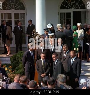 Présentation du Trophée collier 1962 aux astronautes LtCDR. M. Scott Carpenter, US Navy (USN); Major L. Gordon Cooper, US Air Force (USAF); Lieutenant-colonel John H. Glenn, Jr., US Marine corps (USMC); Major Virgil I. Grissom, USAF; CDR. Walter M. Schirra, Jr., USN ; CDR. Alan B Shepard, Jr., USN; et le major Donald K. Slayton, USAF, 11 h 30. Le président John F. Kennedy (en bas à gauche) se tient aux côtés des sept astronautes du projet Mercury de l'Administration nationale de l'aéronautique et de l'espace (NASA), lors de la cérémonie de présentation du Trophée Robert J. collier 1962. Les astronautes sont (L-R) : Virg majeur Banque D'Images