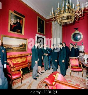 Funérailles d'État du Président Kennedy: La Maison Blanche, réception postfunèbre. Jacqueline Kennedy et le sénateur Edward M. Kennedy (Massachusetts) accueillent les invités lors d'une réception à la Maison Blanche, à la suite des funérailles d'État du président John F. Kennedy; Mme Kennedy milite la main avec le premier vice-président du Conseil des ministres de l'Union soviétique (URSS), Anastas Mikoyan. Également en photo : l'ambassadeur de l'Union soviétique, Anatoliy Fedorovich Dobrynin; le chef de la section américaine du ministère des Affaires étrangères de l'Union soviétique, Mikhail Smirnovsky; le chef du Protocole des États-Unis, Angier Biddle Duke; Banque D'Images