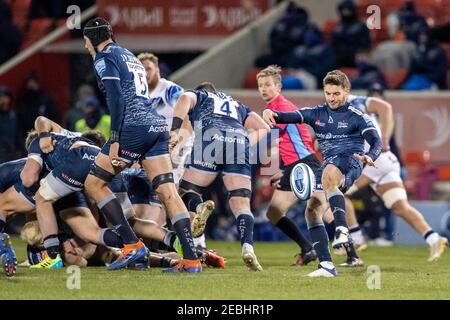 12 février 2021; AJ Bell Stadium, Salford, Lancashire, Angleterre; Rugby anglais de Premiership, sale Sharks versus Bath; will Cliff of sale Sharks débarque le ballon Banque D'Images
