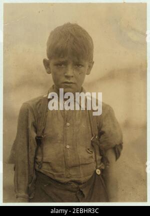 Norman Hall, 210 Park Street, Lindale, Géorgie, est allé travailler il y a plus d'un an dans Massachusetts Mills, à l'âge de 10 1-2 ans. Le dossier familial est né le 16 octobre 1901. Désoffage. Pas de véritable raison pour lui Banque D'Images