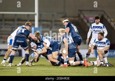 12 février 2021; AJ Bell Stadium, Salford, Lancashire, Angleterre; Rugby anglais de Premiership, sale Sharks versus Bath; Curtis Langdon de sale Sharks est abordé Banque D'Images