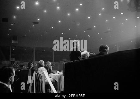 Voyage au Texas : Houston : dîner en l'honneur du congressiste Albert Thomas, Houston Coliseum. Le président John F. Kennedy prononce une allocution lors d'un dîner en l'honneur du représentant Albert Thomas du Texas (assis à l'extrême droite, à l'arrière de la caméra). Assis à la table à gauche: La première dame Jacqueline Kennedy; le sénateur Ralph W. Yarborough (Texas); Lera Millard Thomas; le vice-président Lyndon B. Johnson. Houston Coliseum, Houston, Texas. Banque D'Images