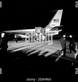 Retour à la base aérienne d'Andrews; corps du président Kennedyu0027s placé en ambulance; le président Johnson parle à la nation. Air Force One arrive à la base aérienne d'Andrews, au Maryland, de Dallas, au Texas, portant le corps du président John F. Kennedy. L'agent du service secret de la Maison Blanche, Ron Pontius, marche tout à droite. [Photo de Dan Lewis] Banque D'Images