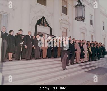 Funérailles d'État du président Kennedy : procession à la cathédrale Saint-Matthieu 2019s. Des dignitaires étrangers et d'autres se trouvent dans le Portique nord de la Maison Blanche, avant la procession funéraire du Président John F. Kennedy à la Cathédrale Saint Matthieu l'Apôtre. Les photos sont les suivantes : le chef du Protocole américain, Angier Biddle Duke; le président de l'Allemagne de l'Ouest, Dr. Heinrich Lu00fcbke; le président de l'Irlande, u00c9amon de Valera; le président de la France, le général Charles de Gaulle; la reine Frederika de Grèce; le roi Baudouin de Belgique; l'empereur d'Éthiopie, Haile Selassie; le président de l'État d'Israël, Banque D'Images