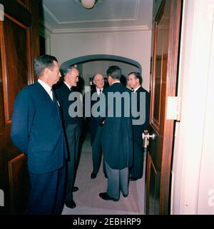 Funérailles d'État du Président Kennedy: La Maison Blanche, réception postfunèbre. Le sénateur Edward M. Kennedy du Massachusetts (retour à huis clos) visite le Président de l'Irlande, u00c9amon de Valera (centre), lors d'une réception à la Maison Blanche, à la suite des funérailles d'État du Président John F. Kennedy. Le ministre des Affaires extérieures de l'Irlande, Frank Aiken, se trouve en deuxième position; d'autres ne sont pas identifiés. White House, Washington, D.C. Banque D'Images
