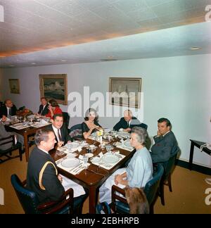 Visite du président du Comité national démocratique (DNC), John Bailey, Lena Horne, Carol Lawrence, Richard Adler, Sidney Salomon, vice-présidente du DNC, Margaret B. Price, et secrétaire du DNC, Dorothy Vredenburgh Bush, 11 h 30. Aide navale au président, le capitaine Tazewell Shepard, visite avec des invités dans le Navy Mess Hall, Maison Blanche, Washington, D.C., dans le sens des aiguilles d'une montre autour de la table (en bas à gauche) : le capitaine Shepard; non identifié; acteur, Carol Lawrence; président du Comité national démocratique (DNC), John M. Bailey; compositeur, Richard Adler; Secrétaire du DNC, Dorothy Vredenburgh Bush. Mme Banque D'Images