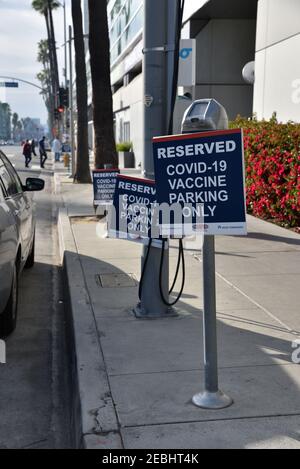 Los Angeles, CA USA - 10 février 2020 : parkings à proximité d'un hôpital avec des panneaux indiquant réservé aux patients vaccinés Covid-19 uniquement Banque D'Images
