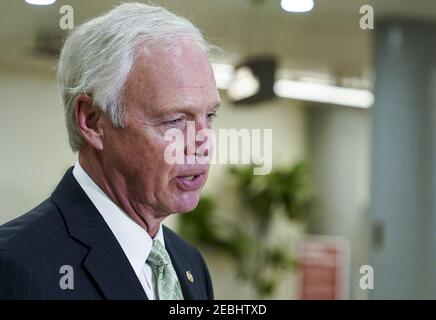 Washington, États-Unis. 12 février 2021. Le sénateur Ron Johnson, R-Wis, est vu dans le métro Capitol au Capitole des États-Unis à Washington, DC, le vendredi 12 février 2021. L'équipe juridique de l'ancien président Donald Trump commence aujourd'hui leur présentation de la défense. Photo de Leigh Vogel/UPI crédit: UPI/Alay Live News Banque D'Images
