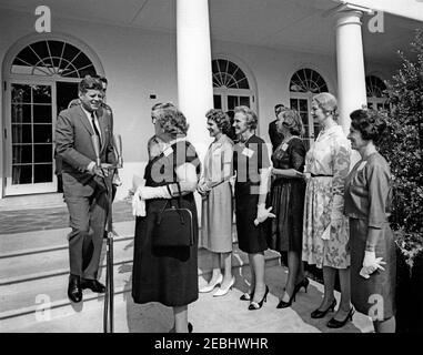 Visite des membres de la u0022Ninety-Nines,u0022 une association de pilotes féminins, 9:45. Le président John F. Kennedy visite des membres de l'Organisation internationale des femmes pilotes Ninety-Nines, Inc., au sujet de l'émission d'un timbre commémoratif Amelia Earhart. De gauche à droite : le président Kennedy; l'aide de la Force aérienne au président, le général de brigade Godfrey T. McHugh (pour la plupart caché derrière le président); le président international sortant, Blanche Noyes; le président international, Louise M. Smith (pour la plupart caché derrière Mme Noyes); Virginia Thompson; Alice Hammond; Marion Andrews-Lopez; Fay Gilli Banque D'Images