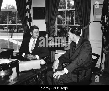 Rencontre avec l'ambassadeur des États-Unis au Libéria, Charles Edward Rhetts, 12 h 42. Le Président John F. Kennedy rencontre le nouvel ambassadeur des États-Unis au Libéria, Charles Edward Rhetts (à droite). L'Ambassadeur Rhetts a rencontré le Président Kennedy avant de partir pour son poste. Oval Office, Maison Blanche, Washington, D.C. Banque D'Images