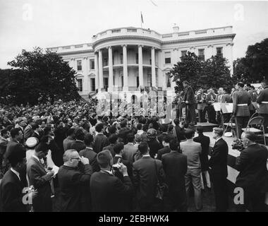 Réception pour étudiants étrangers, 3:55. Le Président John F. Kennedy (au lectern) prononce des remarques lors d'une réception pour des étudiants étrangers sur la pelouse sud de la Maison Blanche, Washington, D.C. les invités comprennent des étudiants des institutions suivantes de la région de Washington, D.C. : Université américaine, Université catholique d'Amérique, Collège Gallaudet, Université George Washington, Université Georgetown, Université Howard, École d'études internationales avancées de l'Université Johns Hopkins, Trinity College (Washington, D.C.), Université du Maryland et Collège Dunbarton de Sainte Croix. Membres de Banque D'Images