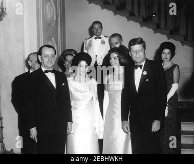 Dîner en l'honneur d'Andru00e9 Malraux, ministre d'État aux Affaires culturelles de France, 8 h 00. Le Président John F. Kennedy et d'autres arrivent à un dîner en l'honneur du Ministre d'État aux Affaires culturelles de France, Andru00e9 Malraux. Première rangée (G-D): Ministre Malraux; épouse de la ministre, la pianiste Madeleine Malraux; première dame Jacqueline Kennedy; présidente Kennedy. Back rows (G-D): Ambassadeur de France aux États-Unis, Hervu00e9 Alphand; épouse de l'ambassadeur, Nicole Alphand; aide navale au président, capitaine Tazewell Shepard; vice-président Lyndon B. Johnson; Lady Bird Johnson. Grand Banque D'Images