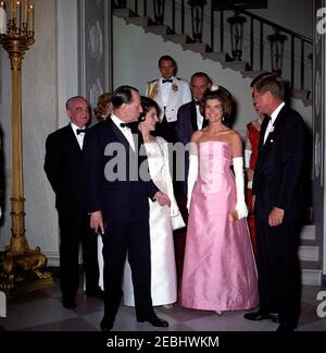 Dîner en l'honneur d'Andru00e9 Malraux, ministre d'État aux Affaires culturelles de France, 8 h 00. Le Président John F. Kennedy et d'autres arrivent à un dîner en l'honneur du Ministre d'État aux Affaires culturelles de France, Andru00e9 Malraux. En face (G-D): La ministre Malraux; l'épouse de la ministre, la pianiste Madeleine Malraux; la première dame Jacqueline Kennedy; le président Kennedy. Autres (de gauche à droite): Ambassadeur de France aux États-Unis, Hervu00e9 Alphand; épouse de l'ambassadeur, Nicole Alphand (pour la plupart cachée); aide navale au président, capitaine Tazewell Shepard (à l'arrière); vice-président Lyndon B. Johnson; LAD Banque D'Images