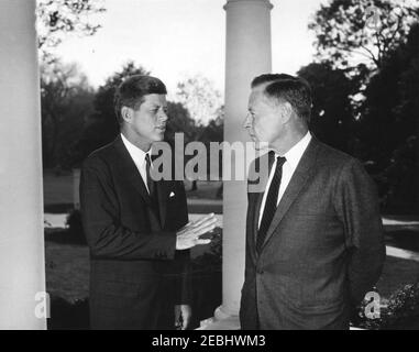 Rencontre avec l'ambassadeur des États-Unis en France, Charles E. u201cChipu201d Bohlen, 11:15. Le Président John F. Kennedy rencontre l'Ambassadeur des États-Unis en France, Charles E. u201cChipu201d Bohlen. West Wing Colonnade, Maison Blanche, Washington, D.C. Banque D'Images