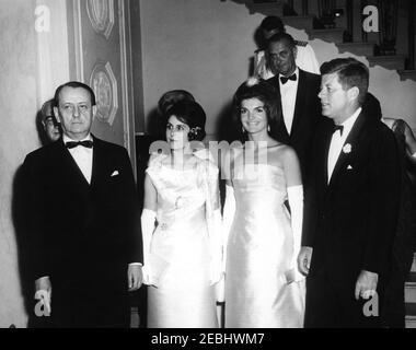 Dîner en l'honneur d'Andru00e9 Malraux, ministre d'État aux Affaires culturelles de France, 8 h 00. Le Président John F. Kennedy et d'autres arrivent à un dîner en l'honneur du Ministre d'État aux Affaires culturelles de France, Andru00e9 Malraux. Première rangée (G-D): Ministre Malraux; épouse de la ministre, la pianiste Madeleine Malraux; première dame Jacqueline Kennedy; présidente Kennedy. Back rows (L-R): Ambassadeur de France aux États-Unis, Hervu00e9 Alphand (derrière le ministre Malraux); épouse de l'ambassadeur, Nicole Alphand (pour la plupart cachée); vice-présidente Lyndon B. Johnson; aide navale au président, capitaine T. Banque D'Images