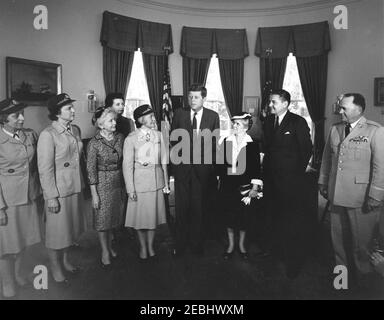 Visite des représentants du corps d'armée des Womenu0027s à propos du 20e anniversaire, Bureau ovale, 11:45. Le Président John F. Kennedy visite des représentants du corps d'armée de Womenu2019s (WAC) à propos du 20e anniversaire de la célébration du corpsu2019. De gauche à droite : directeur désigné du WAC, lieutenant-colonel Emily C. Gorman; ancien directeur du WAC, colonel Irene O. Galloway; ancien directeur du WAC, colonel Westray Battle Leslie; major Josephine L. Redenius (à l'arrière); directeur du WAC, colonel Mary Louise Milligan Rasmuson; président Kennedy; ancien directeur du WAC, colonel Mary Hallaren; Secrétaire de Th Banque D'Images