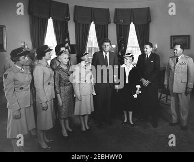 Visite des représentants du corps d'armée des Womenu0027s à propos du 20e anniversaire, Bureau ovale, 11:45. Le Président John F. Kennedy visite des représentants du corps d'armée de Womenu2019s (WAC) à propos du 20e anniversaire de la célébration du corpsu2019. De gauche à droite : directeur désigné du WAC, lieutenant-colonel Emily C. Gorman; ancien directeur du WAC, colonel Irene O. Galloway; ancien directeur du WAC, colonel Westray Battle Leslie; directeur du WAC, colonel Mary Louise Milligan Rasmuson; président Kennedy; ancien directeur du WAC, colonel Mary Hallaren; Secrétaire de l'Armée de terre, Elvis J. Stahr, Jr.; Chef de S Banque D'Images