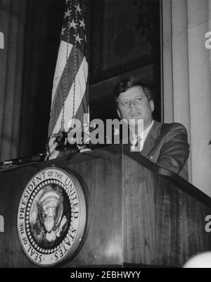 Adresse à la classe des diplômés, FBI National Academy, 11:26AM. Le président de John F. Kennedy s'adresse à la classe des diplômés de l'Académie nationale du Federal Bureau of Investigation (FBI). Auditorium départemental, Washington, D.C. Banque D'Images