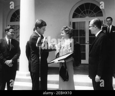 Remise du Prix national de l'enseignant de l'année à Marjorie L. French de Topeka, Kansas, 11 h 55. Le Président John F. Kennedy remet le Prix national de l'enseignant de l'année (parrainé par le Conseil des officiers d'école en chef de l'État, le Bureau de l'éducation des États-Unis, et LOOK Magazine) à Marjorie L. French, de Topeka, Kansas. De gauche à droite (premier plan): Le commissaire à l'éducation, M. Sterling M. McMurrin; le président Kennedy; Mme French; le secrétaire exécutif du Conseil des officiers d'école en chef de l'État, Edgar Fuller. Rose Garden, Maison Blanche, Washington, D.C. Banque D'Images