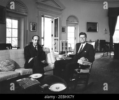 Rencontre avec Valu00e9ry Giscard du0027Estaing, ministre des Finances de la France, 10 h 00. Le président John F. Kennedy (président à bascule) rencontre le ministre des Finances de la France, Valu00e9ry Giscard du0027Estaing. Oval Office, Maison Blanche, Washington, D.C. Banque D'Images
