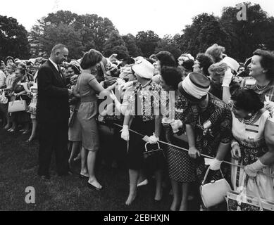 Visite des participants à la Conférence de campagne 1962 pour les femmes démocratiques, 9 h 35. La vice-présidente Lyndon B. Johnson et la première dame Jacqueline Kennedy accueillent les participants à la Conférence de campagne 1962 pour les femmes démocratiques. South Lawn, White House, Washington, D.C. [l'encre fond le long du bord supérieur gauche de l'impression de fichier.] Banque D'Images