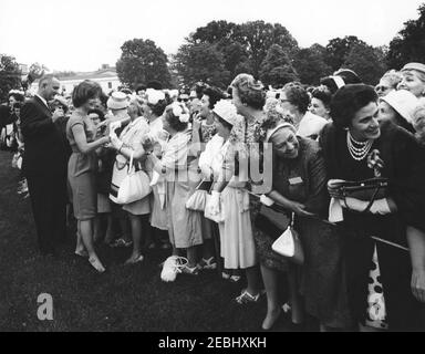 Visite des participants à la Conférence de campagne 1962 pour les femmes démocratiques, 9 h 35. La vice-présidente Lyndon B. Johnson et la première dame Jacqueline Kennedy accueillent les participants à la Conférence de campagne 1962 pour les femmes démocratiques. South Lawn, Maison Blanche, Washington, D.C. Banque D'Images