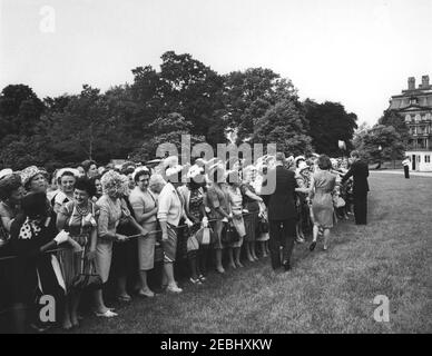 Visite des participants à la Conférence de campagne 1962 pour les femmes démocratiques, 9 h 35. Le président John F. Kennedy, la première dame Jacqueline Kennedy et la vice-présidente Lyndon B. Johnson saluent les participants à la Conférence de campagne 1962 pour les femmes démocratiques. South Lawn, Maison Blanche, Washington, D.C. Banque D'Images