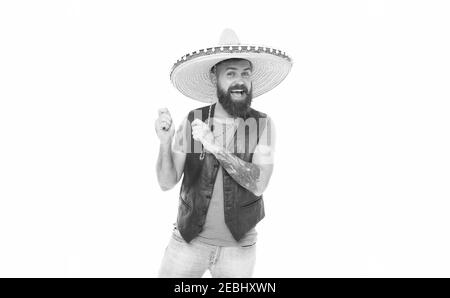 La mélodie mexicaine le conduit. Homme barbu gai gars porter sombrero chapeau mexicain. Concept de fête mexicaine. Célébrez des vacances mexicaines traditionnelles. Guy Happy ensemble festif joyeux prêt à célébrer. Banque D'Images