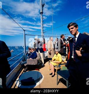 Le Président Kennedy Watches la 1ère course de la coupe Americau0027s. Le président John F. Kennedy (assis à gauche) regarde la première course de la coupe Americau0027s 1962 à bord de l'USS Joseph P. Kennedy, Jr. Également en photo : le sénateur Benjamin A. Smith II (Massachusetts); l'aide navale au président, le capitaine Tazewell Shepard; le sous-secrétaire de la Marine, Paul u0022Redu0022 Fay; Julia Ann Shepard; Hugh D. Auchinclors; Janet Jennings Auchinloss; Franklin D. Roosevelt, Jr.; John Forbes Kerry. Newport, Rhode Island. Banque D'Images