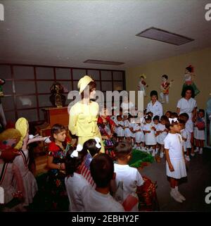 Voyage au Mexique: La première dame Jacqueline Kennedy (JBK) visite l'Instituto Nacional de Protecciu00f3n a la Infancia. La première dame Jacqueline Kennedy visite des enfants lors d'une visite de l'Instituto Nacional de Protecciu00f3n a la Infancia (Institut national pour la protection des enfants) à Mexico, Mexique. Banque D'Images