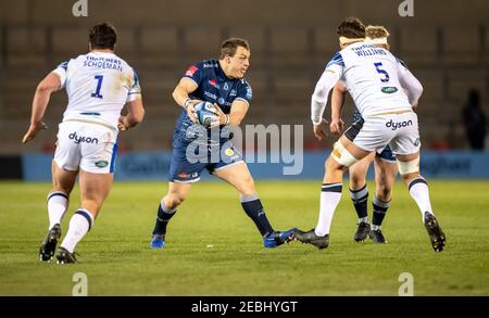 12 février 2021; AJ Bell Stadium, Salford, Lancashire, Angleterre; Rugby anglais de Premiership, sale Sharks versus Bath; Coenie Oosthuizen of sale Sharks fonctionne avec le ballon Banque D'Images