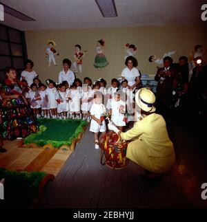 Voyage au Mexique: La première dame Jacqueline Kennedy (JBK) visite l'Instituto Nacional de Protecciu00f3n a la Infancia. La première dame Jacqueline Kennedy remet des sucettes aux enfants lors d'une visite de l'Instituto Nacional de Protecciu00f3n a la Infancia (Institut national pour la protection des enfants) à Mexico, au Mexique. Banque D'Images