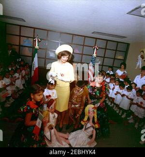 Voyage au Mexique: La première dame Jacqueline Kennedy (JBK) visite l'Instituto Nacional de Protecciu00f3n a la Infancia. La première dame Jacqueline Kennedy visite des enfants lors d'une visite de l'Instituto Nacional de Protecciu00f3n a la Infancia (Institut national pour la protection des enfants) à Mexico, Mexique. Banque D'Images